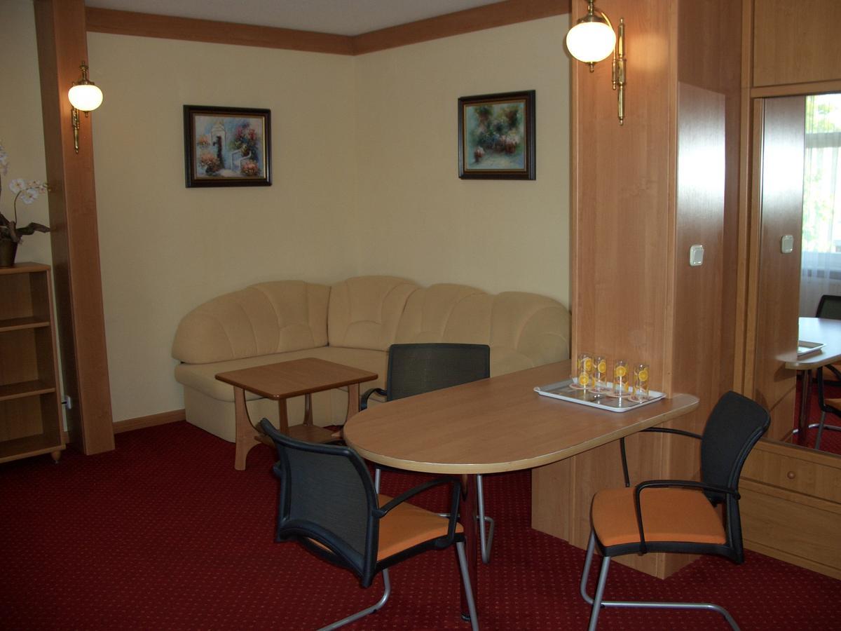 Hotel Alga Ustka Ngoại thất bức ảnh
